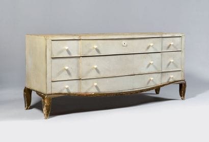 ANDRE ARBUS (1903-1969) Large commode gainée...