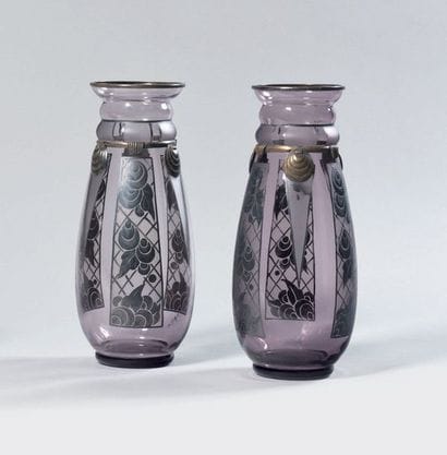 D’ARGYL Paire de vases en verre violine à...
