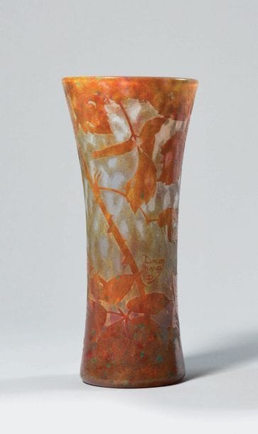 DAUM à NANCY Vase diabolo en verre marmoréen...