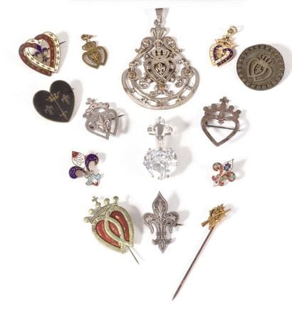 Ensemble de 14 broches ou épingles aux motifs...