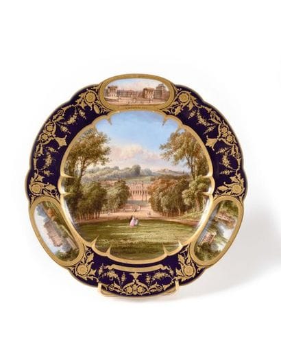 SEVRES dans le goût Assiette à bords chantournés...