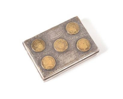 Tabatière en argent. Couvercle gravé de rinceaux...