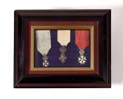 Cadre présentoir contenant : Une croix du...