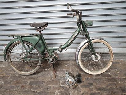 c1964
Ce cyclomoteur Peugeot BB CT est à...