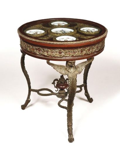 Pedestal table forming a round display stand...