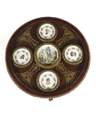 Pedestal table forming a round display stand...