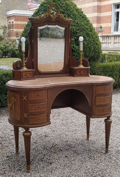 COIFFEUSE de forme rognon en acajou et marqueterie...