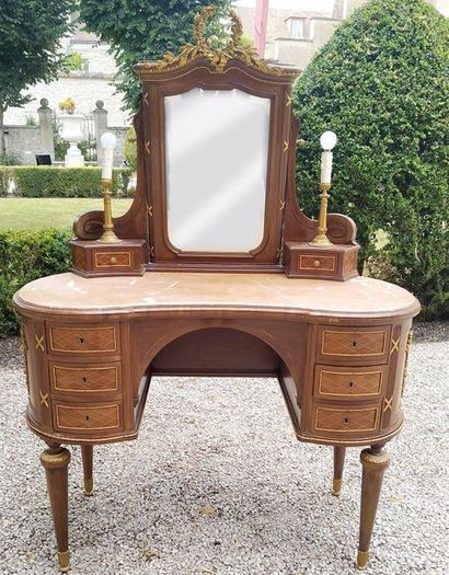 COIFFEUSE de forme rognon en acajou et marqueterie...