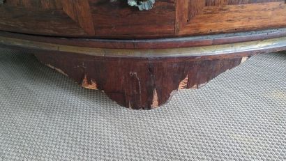 COMMODE D'ENTRE DEUX en placage de palissandre...