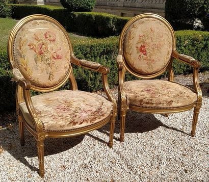 PAIRE DE LARGES FAUTEUILS à dossier médaillon...