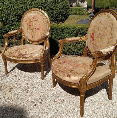PAIRE DE LARGES FAUTEUILS à dossier médaillon...