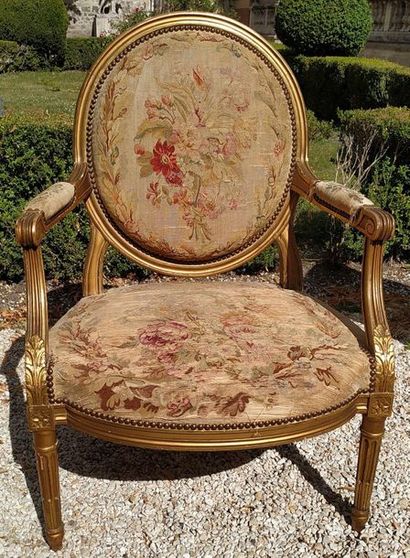 PAIRE DE LARGES FAUTEUILS à dossier médaillon...