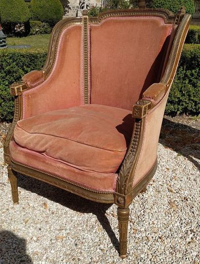 PAIRE DE BERGERES en bois doré mouluré et...