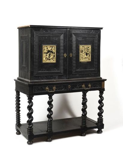 CABINET en placage d’ébène et palissandre...