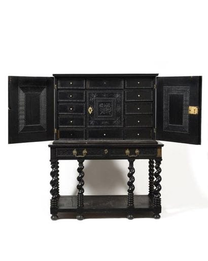 CABINET en placage d’ébène et palissandre...