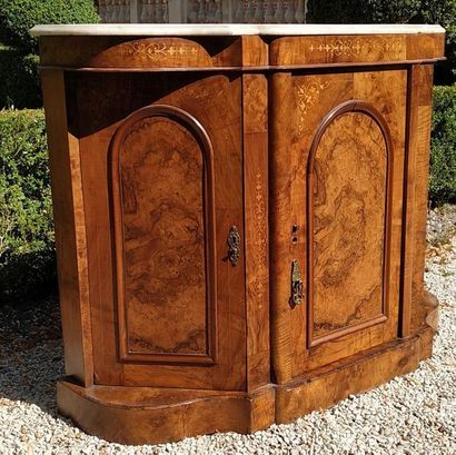 MEUBLE D'APPUI en placage de loupe et marqueterie...