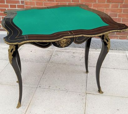 TABLE A JEUX en placage de bois noirci, et...