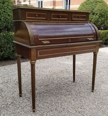 BUREAU A CYLINDRE en acajou et placage d'acajou...