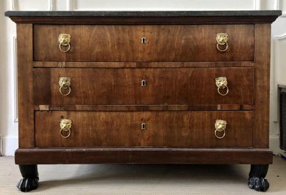 COMMODE en acajou et placage d'acajou ouvrant...