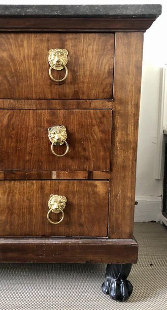 COMMODE en acajou et placage d'acajou ouvrant...