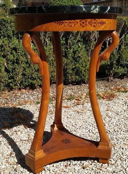 Petit GUERIDON en placage d'érable sculpté...