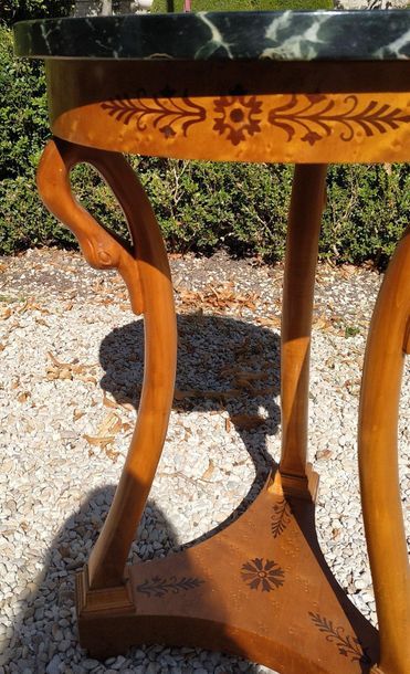 Petit GUERIDON en placage d'érable sculpté...