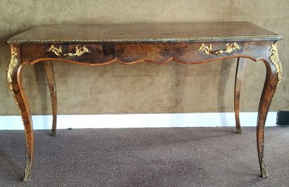 BUREAU PLAT en bois de placage et marqueterie...