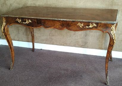 BUREAU PLAT en bois de placage et marqueterie...