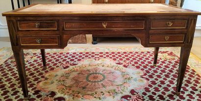 BUREAU PLAT en acajou et placage d'acajou...