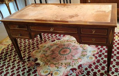 BUREAU PLAT en acajou et placage d'acajou...