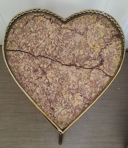 SELETTE en acajou à piètement tripode réuni...