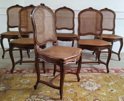 Suite de SIX CHAISES cannées en bois naturel...