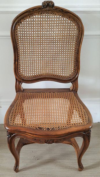 Suite de SIX CHAISES cannées en bois naturel...