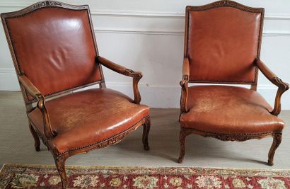 PAIRE DE LARGES FAUTEUILS en bois naturel...