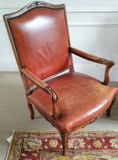 PAIRE DE LARGES FAUTEUILS en bois naturel...
