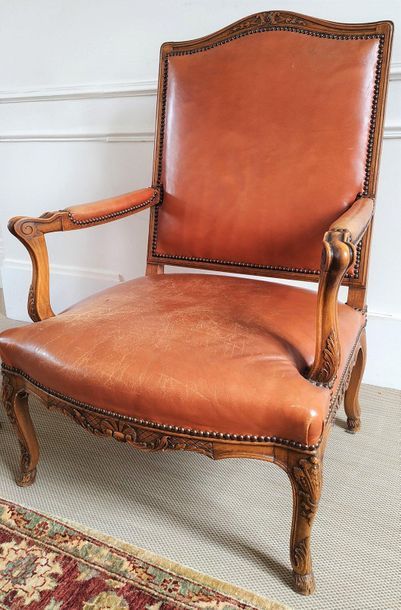 PAIRE DE LARGES FAUTEUILS en bois naturel...
