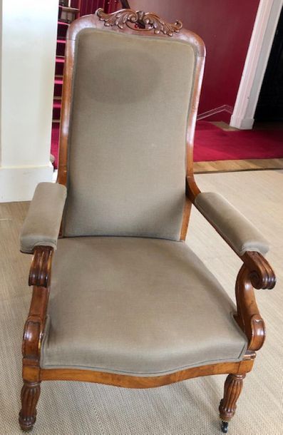 FAUTEUIL VOLTAIRE en acajou, les accotoirs...