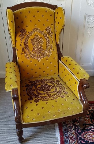 VOLTAIRE FOLTAIL with mahogany lugs, armrests...