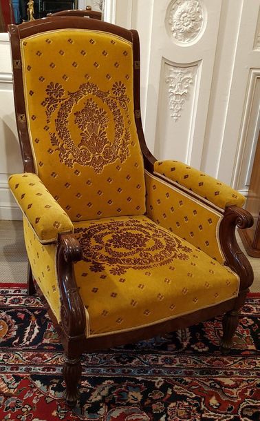 VOLTAIRE FOLTAIL with mahogany lugs, armrests...
