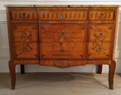 COMMODE en bois de placage et marqueterie...