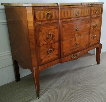 COMMODE en bois de placage et marqueterie...