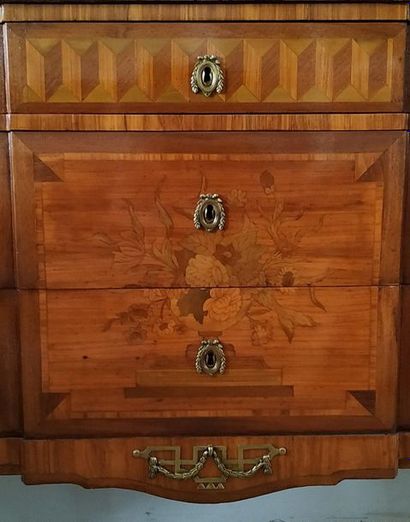COMMODE en bois de placage et marqueterie...