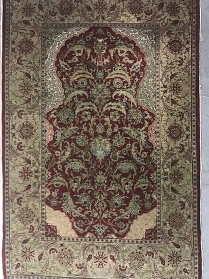 
Exceptional and very fine HEREKE in silk...