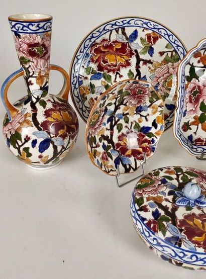 GIEN Earthenware dinner service with floral...