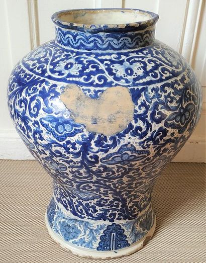SOUTH ITALY
Large earthenware baluster-shaped...