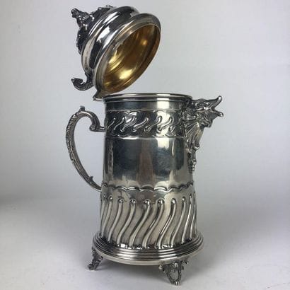 Silver CHOPPER with chiselled decoration...
