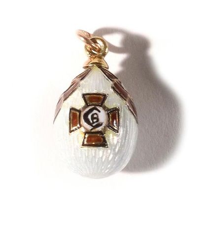 Egg-shaped pendant decorated with an order...