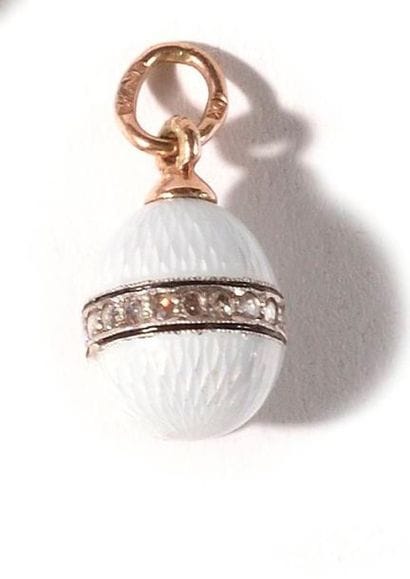 Egg-shaped pendant 

Gold, diamonds, white...