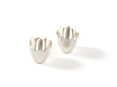 Pair of supports in the shape of a broken...