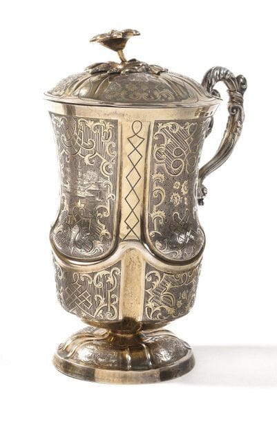 LARGE CHOPE with its lid

Silver gilt, engraved

Punchings:...